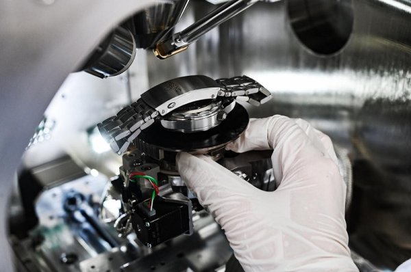 易配资 得物App联合中国海关科学技术研究中心成立鉴别合作研究基地